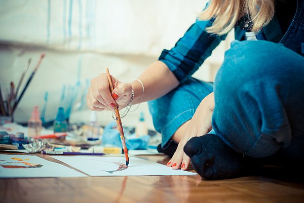 graphicstock-beautiful-blonde-woman-painter-in-her-studio_Hl01DsWxW.jpg