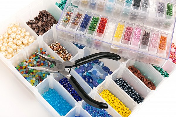 an-organizer-full-of-multi-colored-beads-and-tools-for-making-jewelry-and-crafts_HFdeucdCri.jpg